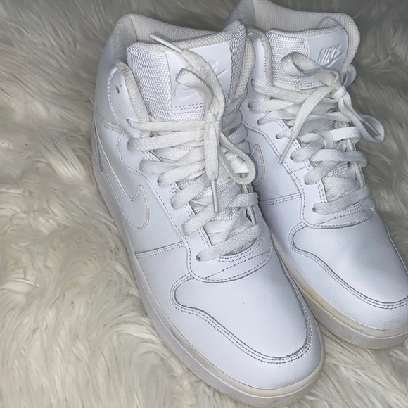 Nike Women's Basketball Shoes Sz 7.5 - Picture 2 of 9